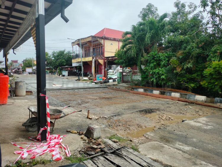 Proses pelandaian salah satu sisi bagian tanjakan di Parikesit (Jelita/bontangpost.id)