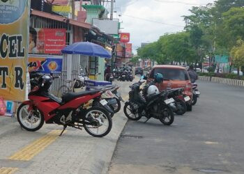 Menanti Sikap Dishub Bontang Atasi Kendaraan yang Parkir di Trotoar