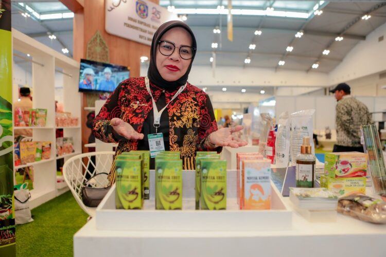Binaan Pupuk Kaltim Asma, yang merupakan pimpinan usaha 'Makrifah Herbal' asal Kelurahan Loktuan Bontang Utara, berhasil    menerima penghargaan Masyarakat Berprestasi Bidang Lingkungan Hidup dari Pemerintah Provinsi Kalimantan Timur