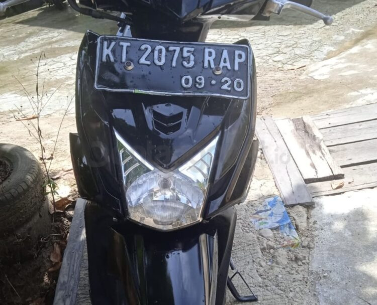 Sebuah motor Beat hitam yang hilang, diduga dicuri