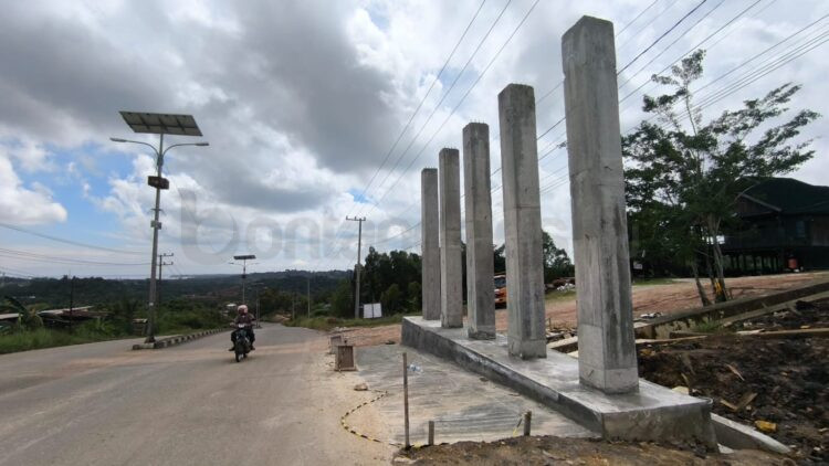 Pengerjaan tugu selamat datang di Bukit Kusnodo KM 3 Disetop (Nasrullah/bontangpost.id)