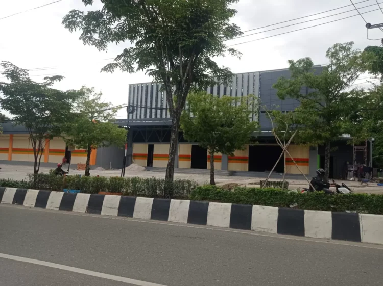 Toko modern waralaba di Jalan Jenderal Soedirman Bontang belum beroperasi sebab dua perizinan belum dikantongi. (ADIEL KUNDHARA/KP)