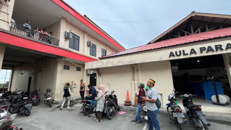 Keluarga pendemo PT PHSS di Mapolres Bontang.