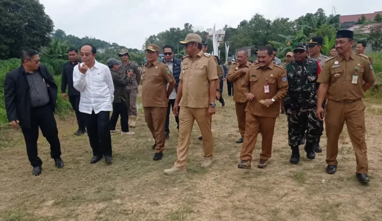 Pj Gubernur Kaltim Akmal Malik memantau hasil pembangunan turap untuk penanggulangan banjir di Bontang. (ADIEL KUNDHARA/KP)