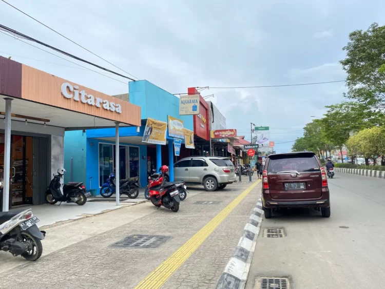 Kendaraan masih terpantau parkir di atas trotoar yang tidak diperkenankan sesuai perda Bontang, Dishub pun memiliki opsi untuk penanganannya. (ADIEL KUNDHARA/KP)