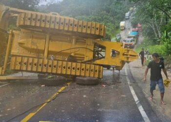 Trailer Melintang di Jalan Poros Bontang, Pengendara Disarankan Lewat Muara Badak