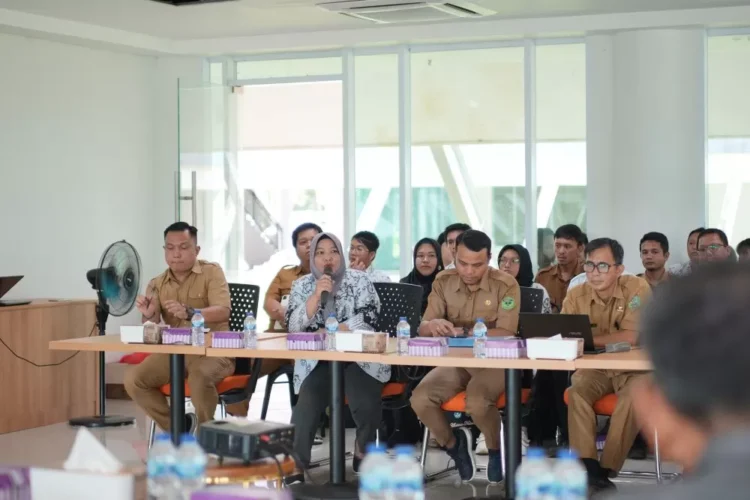 Margaretha Ulam saat berdiskusi pada saat RDP di DPRD Mahulu pada Senin (10/2) lalu.