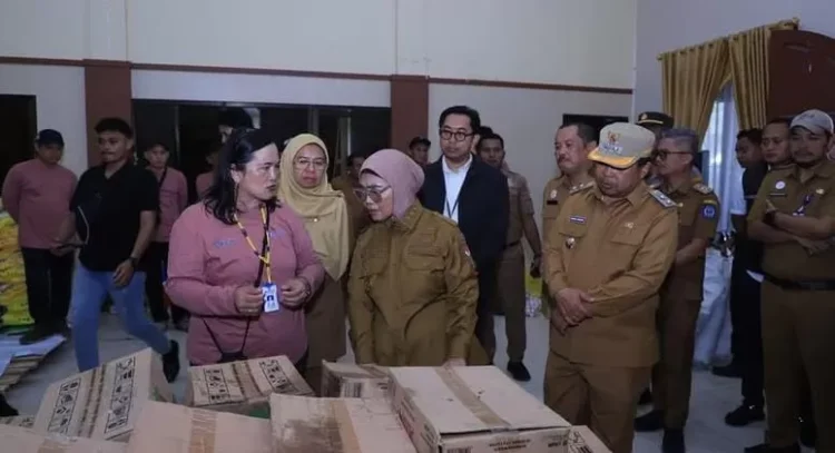 Wali Kota Bontang Neni Moerniaeni mengecek pasokan pangan pada kegiatan Gerakan pangan murah yang diselenggarakan oleh DKP3 Bontang. (ADIEL KUNDHARA/KP)