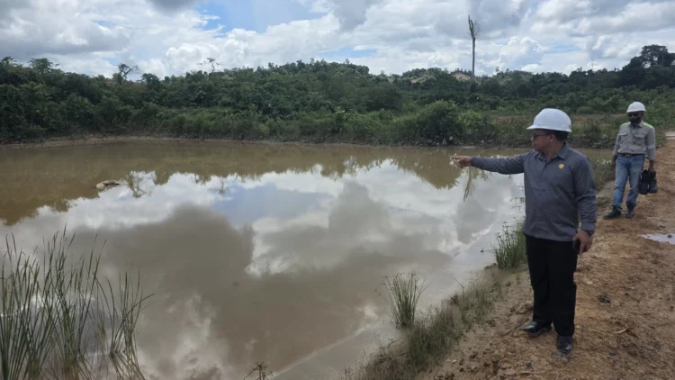 Ketua Komisi A DPRD Kutai Timur Eddy Markus Palinggi saat sidak lokasi tambang PT Arkara Pratama Energi. (IST/KP)