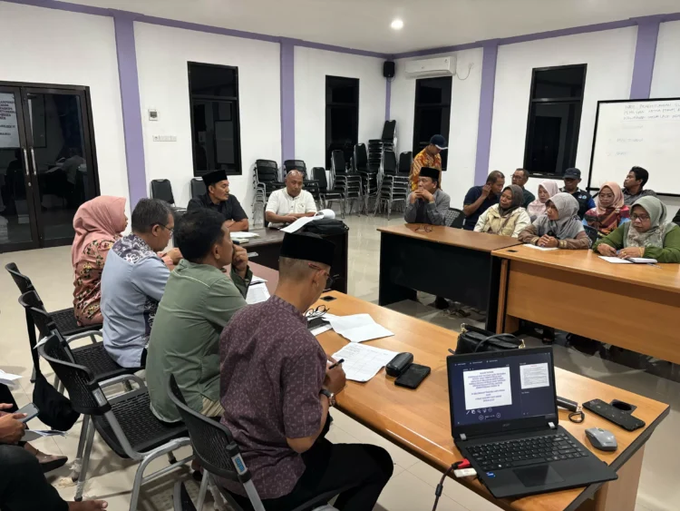 Tanjung Laut Indah mengundang 33 Ketua RT untuk melakukan validasi pendataan warga miskin. ( ADIEL KUNDHARA/KP)
