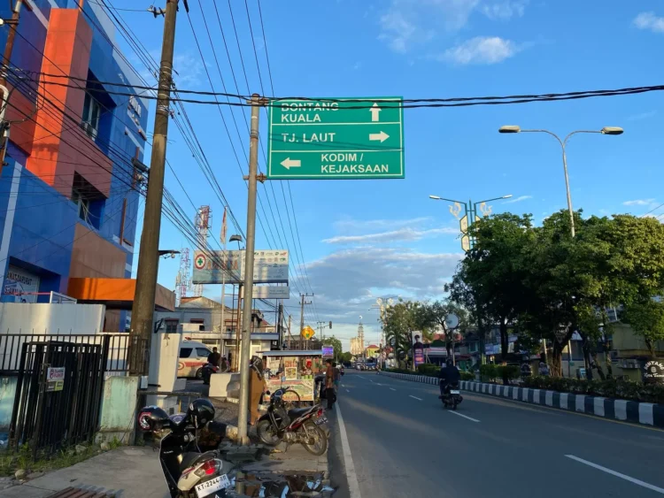Parit di depan Rumah Sakit Amalia ini akan diperlebar sebagai upaya penanggulangan banjir di Bontang. (ADIEL KUNDHARA/KP)