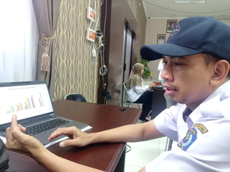 Ketua Tim Kerja Pengendalian Penyakit Menular Dinkes Bontang Nur Ilham memaparkan hasil pengambilan sampel terkait populasi Wolbachia di Kota Bontang. (ADIEL KUNDHARA/KP)