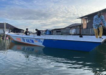 Perkuat Kolaborasi Konservasi Terumbu, Pupuk Kaltim Bantu Kapal Operasional Bagi Kelompok KARAKA Bontang Kuala
