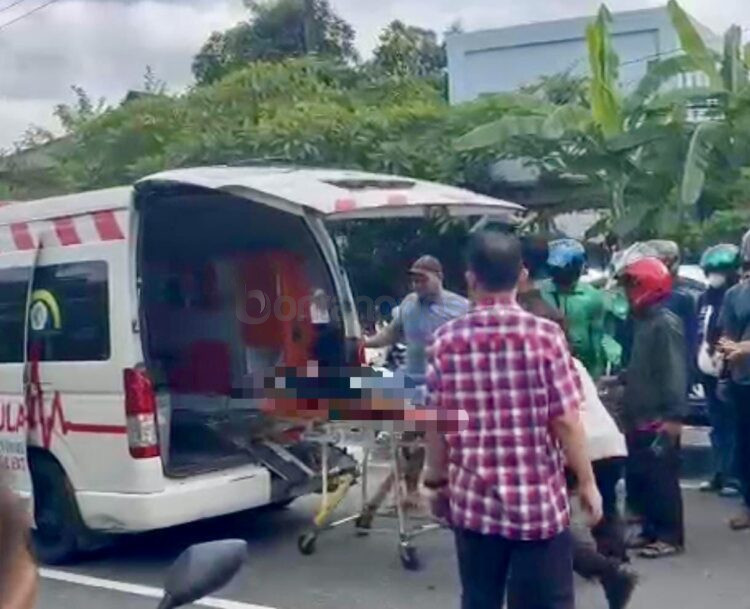 Korban kecelakaan di depan SMK 1 dibawa ke RS Pupuk Kaltim.