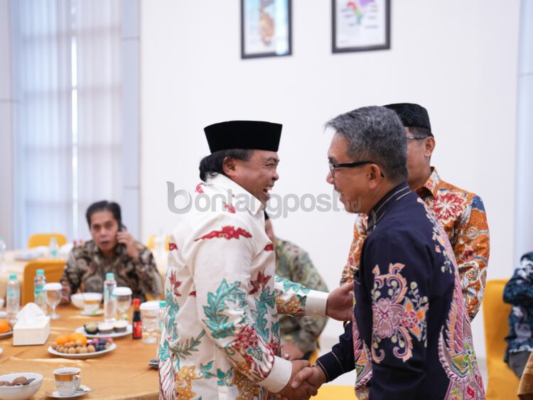 Wakil Wali Kota Bontang Agus Haris dan Bupati Kutai Timur (Kutim) Ardiansyah saat bersua di Kantor BPK, Jumat (23/5/2025). (Prokompim)