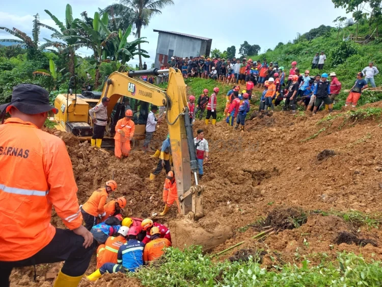 Evakuasi korban longsor di Jalan Belimau, RT 22, Kelurahan Lempake, Kecamatan Samarinda Kota. (FOTO/EKO PRALISTIO)