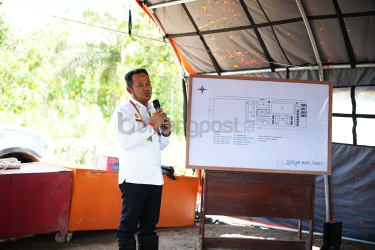 Gubernur Kaltim Rudy Mas'ud memberikan arahan dan saran pada lokasi Mako Polres Mahulu, Kamis (22/5). (JODY KRISTIANTO/KP)