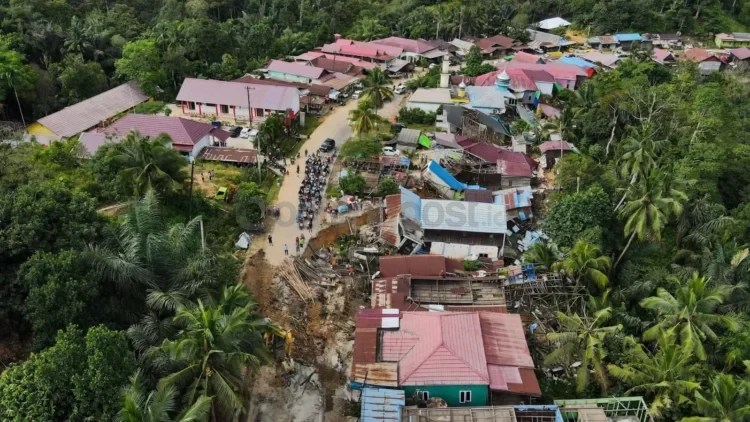 DPRD Kaltim mendorong Pemprov mencari jalur alternatif lain setelah amblesnya Jalan Poros Samarinda-Balikpapan di Km 28, Batuah, Kutai Kartanegara. (Foto: Rama/KP)