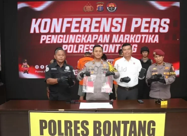 Polres Bontang mengamankan pelaku kasus peredaran narkotika jenis sabu yang mencapai ratusan gram. (ADHIEL/KP)