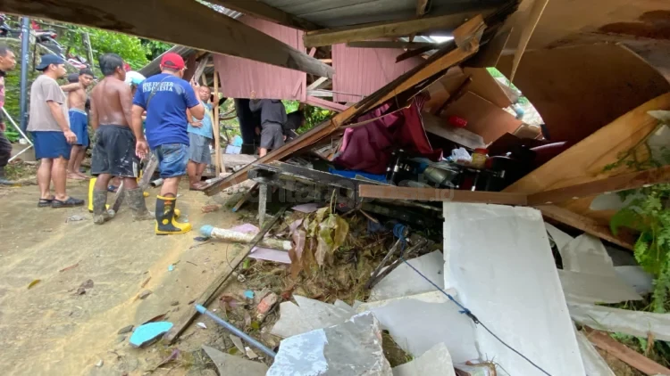 Material longsor yang berasal dari perbukitan menimpa empat bangunan di bawahnya. Rinciannya terdiri dari tiga rumah tunggal dan satu bangsalan dengan tiga pintu. (RAMA/KP)