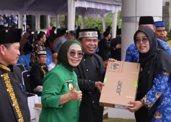 Pemkot Bontang Bagikan 256 Unit Laptop Untuk Guru Tahun Ini