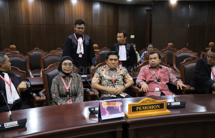 Wali Kota Bontang Neni Moerniaeni, Ketua DPRD Bontang Andi Faizal Sofyan Hasdam, dan Wawali Agus Haris saat menghadiri putusan sela sidang Kampung Sidrap. (Prokompim)