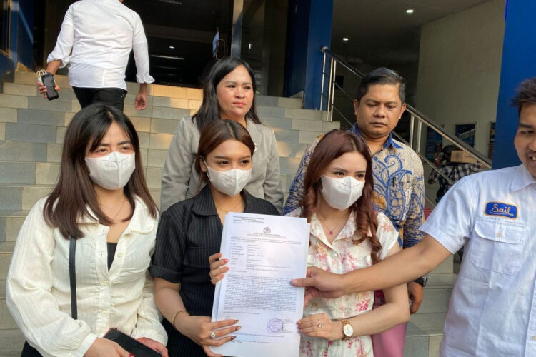 Tiga perempuan asal Kalimantan Timur berinisial NH (31), NHC (27), dan UN (29), mendatangi Polda Metro Jaya pada Rabu (14/5/2025) usai menjadi korban malpraktik berupa rhinoplasty atau operasi hidung. (KOMPAS.com/BAHARUDIN AL FARISI)
