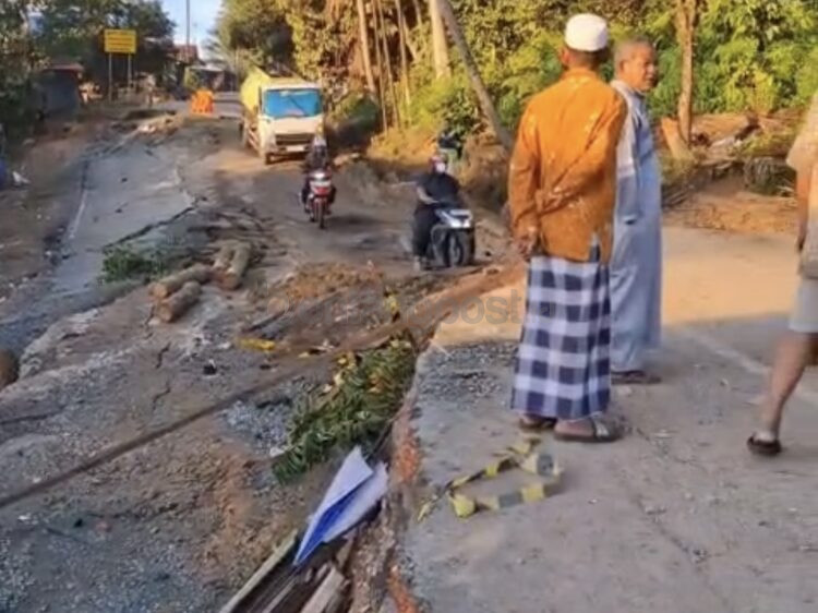 Jalan poros Samarinda-Balikpapan nyaris putus karena amblas di ruas Km 28 Desa Batuah, Loa Janan, Kukar. (Istimewa)
