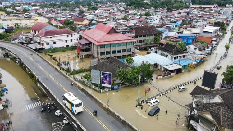 Banjir menggenangi jalanan di Simpang Empat Air Hitam,  Samarinda, pertengahan Mei 2025. (RAMA/KP)