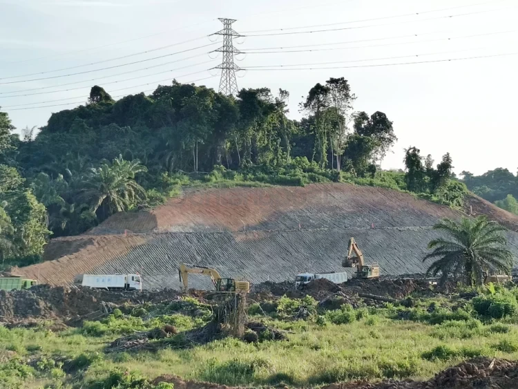Aktivitas pertambangan yang beroperasi tak jauh dari permukiman warga Bukit Kayangan, Kutai Timur, membawa dampak besar terhadap kehidupan sehari-hari masyarakat setempat. (FOTO: JUFRIADI/KP)