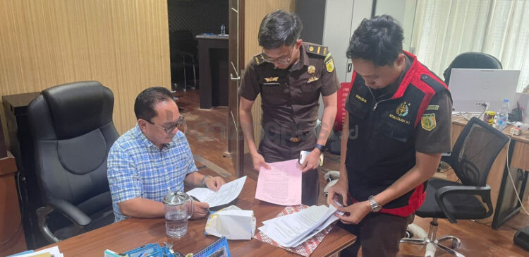 Tim Penyidik Kejati Kaltim saat lakukan Penggeledahan di Kantor Dispora Kaltim.