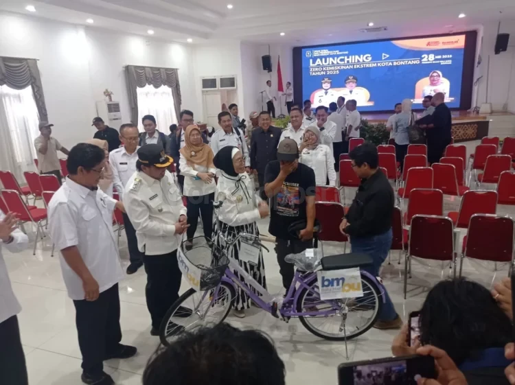 Pemberian bantuan kepada warga yang sebelumnya masuk kriteria miskin ekstrem. (ADIEL KUNDHARA)