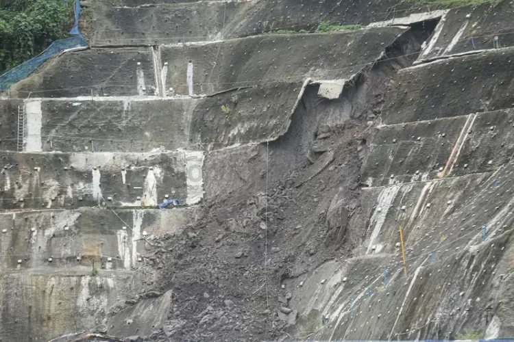 Turap bagian depan terowongan Samarinda pada sisi inlet di Jalan Sultan Alimuddin Kelurahan Sungai Dama Kecamatan Samarida longsor, Senin (12/5). (RAMA SIHOTANG/KP)