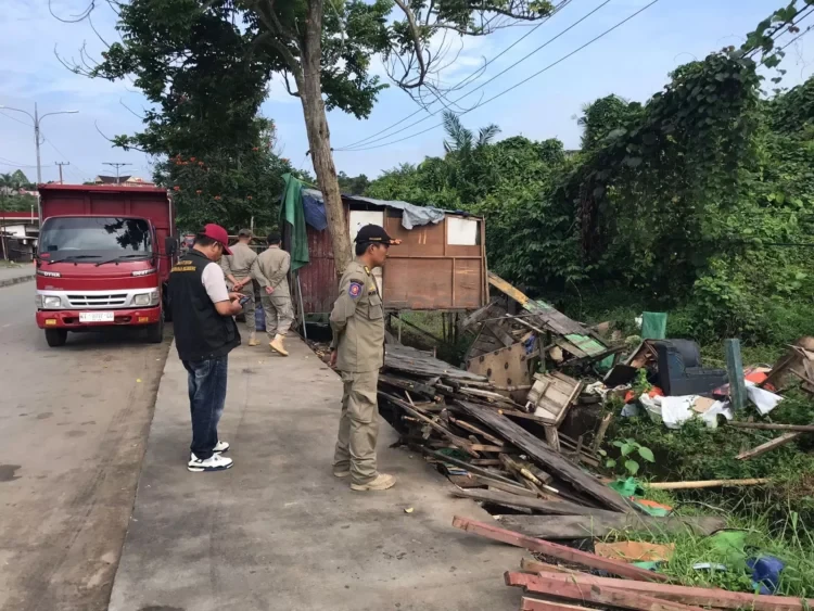 Bangunan warung yang berada di sekitar SPBU kilometer 3 dibongkar karena tidak sesuai dengan regulasi. (ADIEL KUNDHARA/KP)