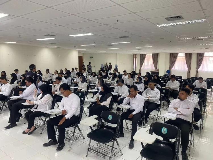 Gaji PPPK paruh waktu disinyalir tidak turun dari pemasukan yang diterima saat menjadi tenaga kontrak daerah (honorer). (FOTO: ADIEL KUNDHARA/KP)