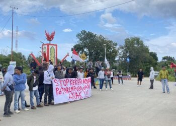 Massa Gabungan Gelar Demonstrasi, Desak Polsek Muara Badak Tahan Tersangka Kasus Kekerasan Anak