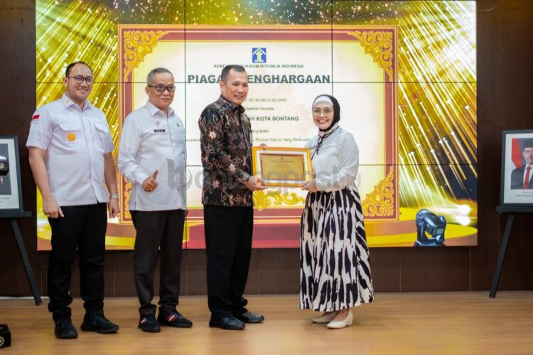 Wali Kota Bontang Neni Moerniaeni menerima penghargaan dari Kementerian Hukum Itwil Kaltim.