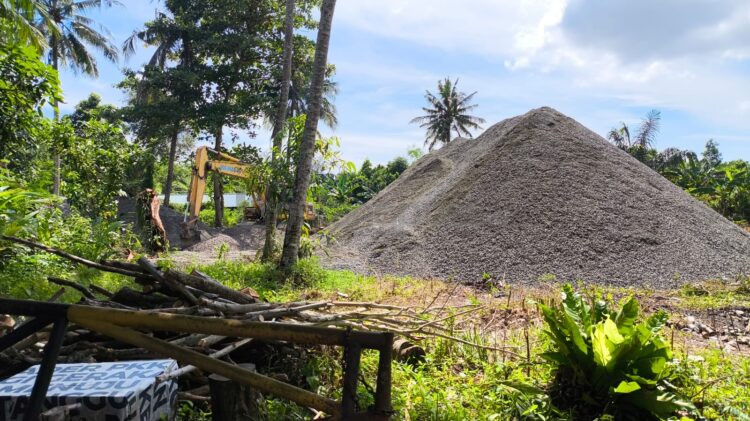 Penumpukan batu koral di Salebba, Bontang Baru. Aktivitas ini belum mendapat izin dari Pemkot Bontang.
