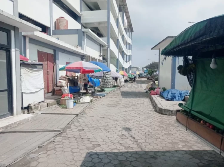 Pedagang berjualan di belakang gedung Pasar Taman Rawa Indah, padahal mereka memiliki lapak. (ADIEL KUNDHARA )
