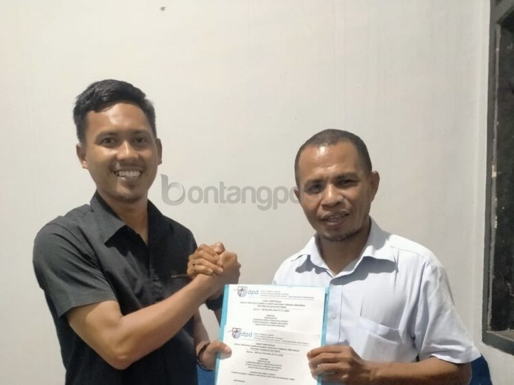 Abdillah saat menerima SK sebagai ketua karteker KNPI Kukar.