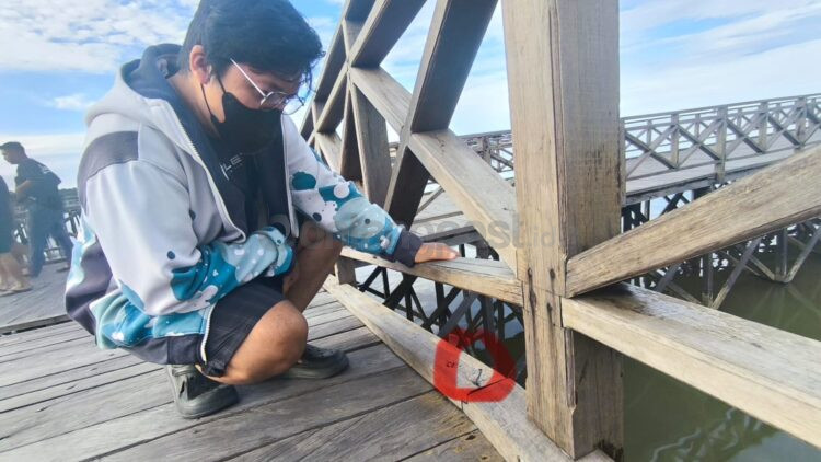 Sambungan kayu pelataran Bontang Kuala menggunakan paku.