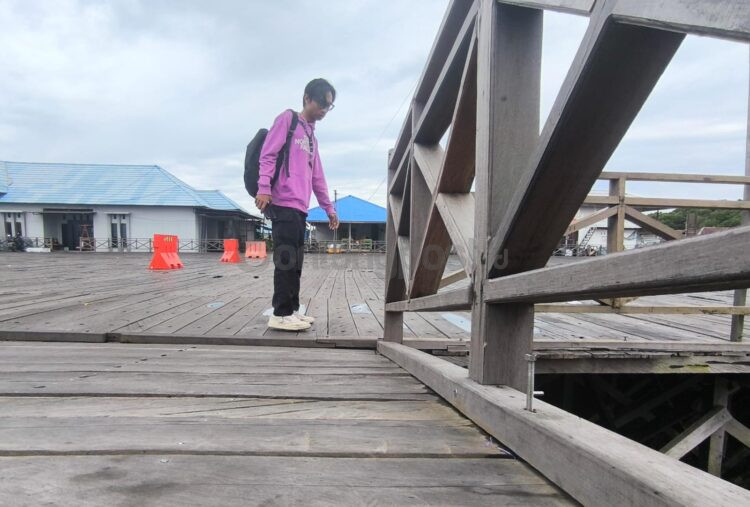 Salah satu titik baut yang keluar di salah satu pinggir jembatan yang berada di kawasan pelataran Bontang Kuala.