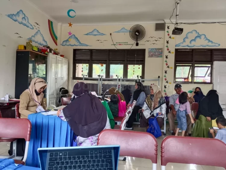 Orangtua calon murid baru bakal menuju ke sekolah untuk mengambil formulir pendaftaran beserta penyerahan berkas persyaratan saat SPMB. (ADIEL KUNDHARA/KP)