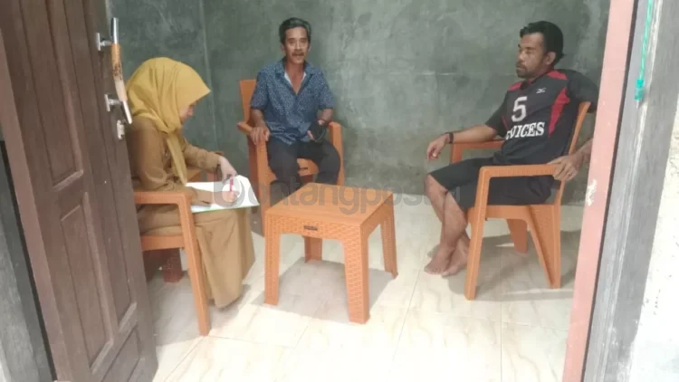 Warga yang merupakan usulan dari pengurus RT di Bontang Lestari menjalani verifikasi lapangan terkait data kemiskinan. (ADIEL KUNDHARA/KP)