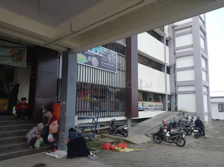 Sebagian besar lapak dan kios di Pasar Taman Rawa Indah tidak berpenghuni saat ini. (ADHIEL/KP)