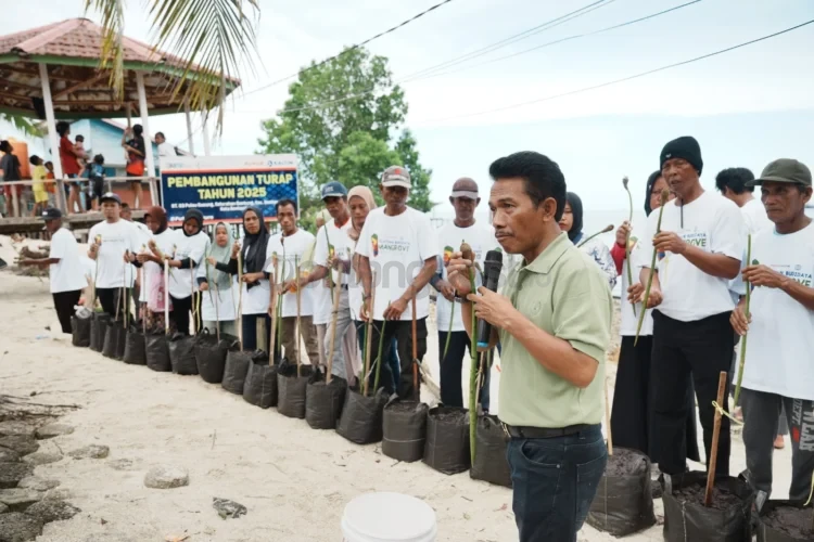 PT Pupuk Kalimantan Timur (Pupuk Kaltim) tingkatkan kapasitas 50 warga Pulau Gusung Kota Bontang, terkait budidaya mangrove secara efektif dan efisien.