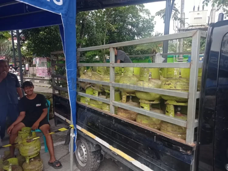 Warga di daerah pesisir membutuhkan pasokan distribusi tabung gas melon yang stabil. (DOK/KP)