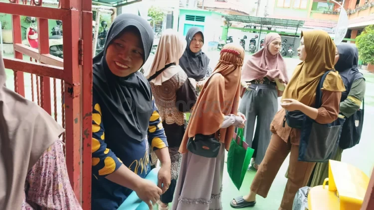 Orang tua calon murid baru di SD 004 Bontang Selatan mengambil formulir pendaftaran untuk penerimaan siswa tahun ini. (ADIEL KUNDHARA/KP)