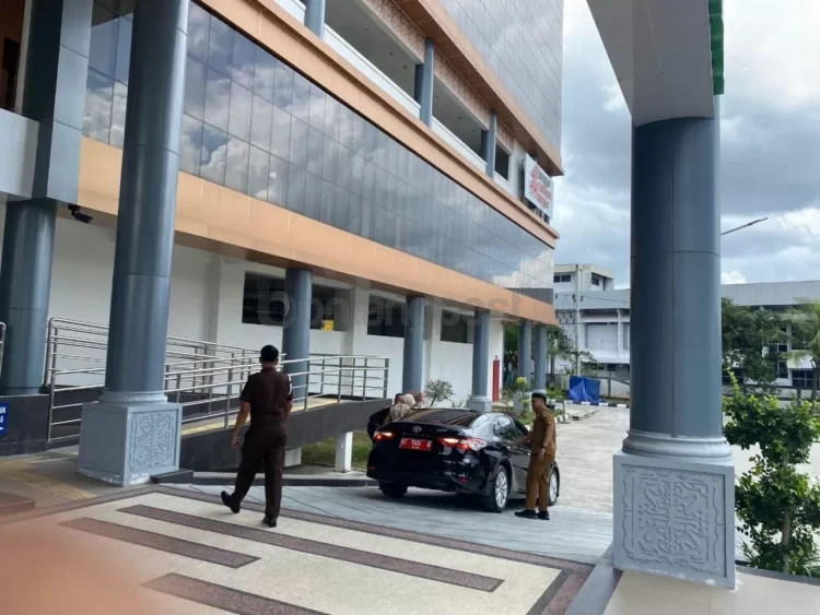Sekprov Kaltim Sri Wahyuni keluar Kantor Kejati Kaltim selepas memberikan keterangan dalam kasus hibah DBON, Selasa (10/6/2025). (BAYU/KP)