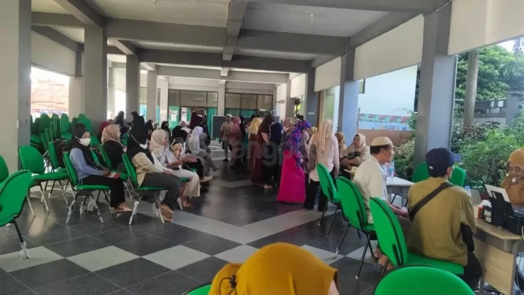 Calon murid baru jenjang SMP melakukan pendaftaran di SMP 2 saat hari pertama pelaksanaan SPMB. (ADIEL KUNDHARA/KP)